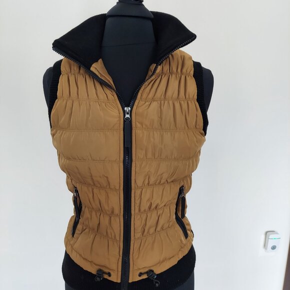 Calvin Klein vest. Size XS. Polyester body , lining and fill. - Picture 2 of 4